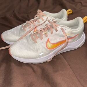 Tennis shoes